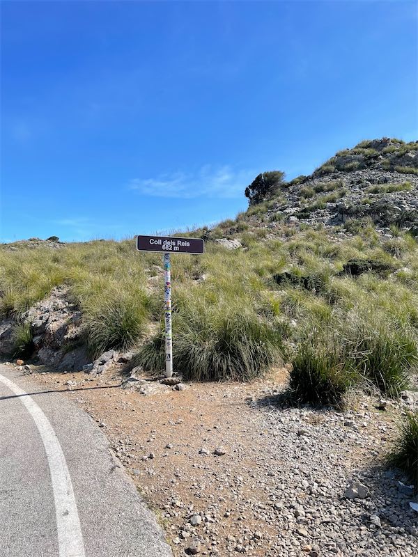The Coll dels Reis peak road height marker showing 682 meters